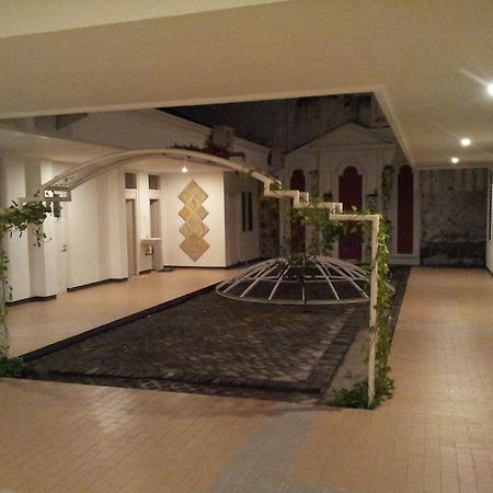 Loxy Inn Surabaya Buitenkant foto