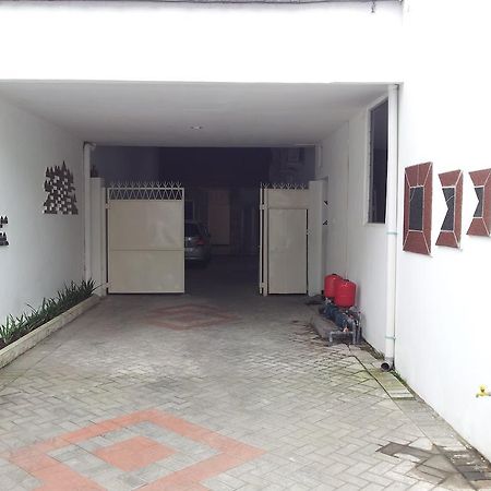Loxy Inn Surabaya Buitenkant foto