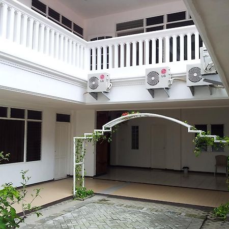 Loxy Inn Surabaya Buitenkant foto