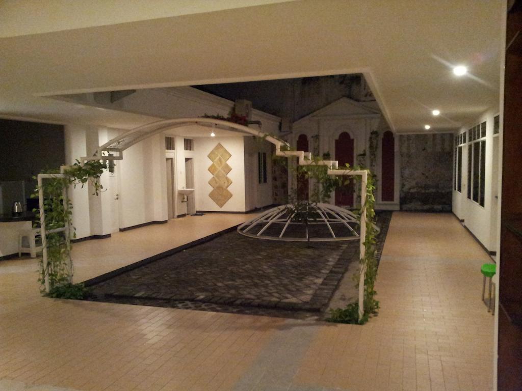 Loxy Inn Surabaya Buitenkant foto
