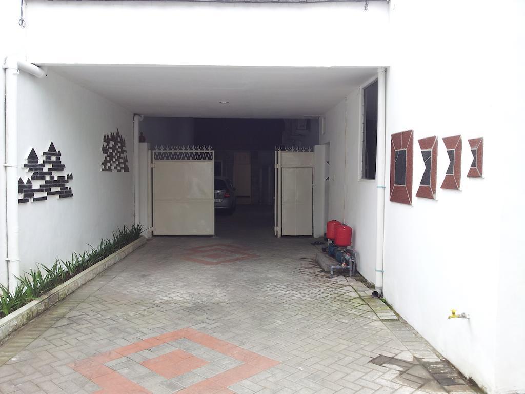 Loxy Inn Surabaya Buitenkant foto