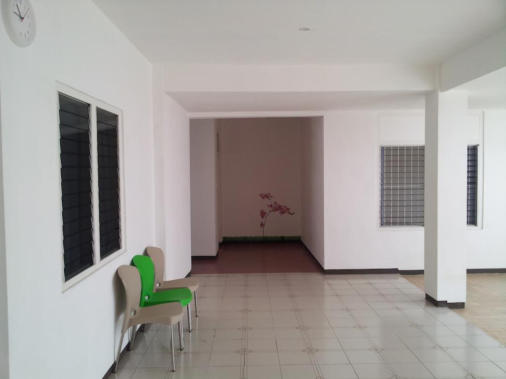 Loxy Inn Surabaya Buitenkant foto