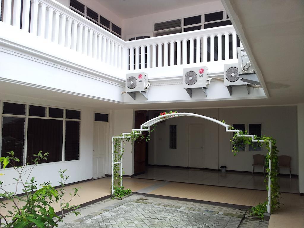 Loxy Inn Surabaya Buitenkant foto