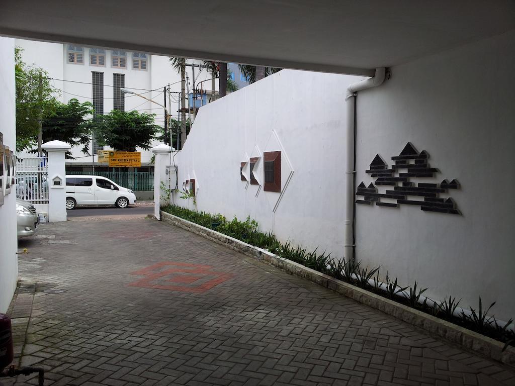 Loxy Inn Surabaya Buitenkant foto