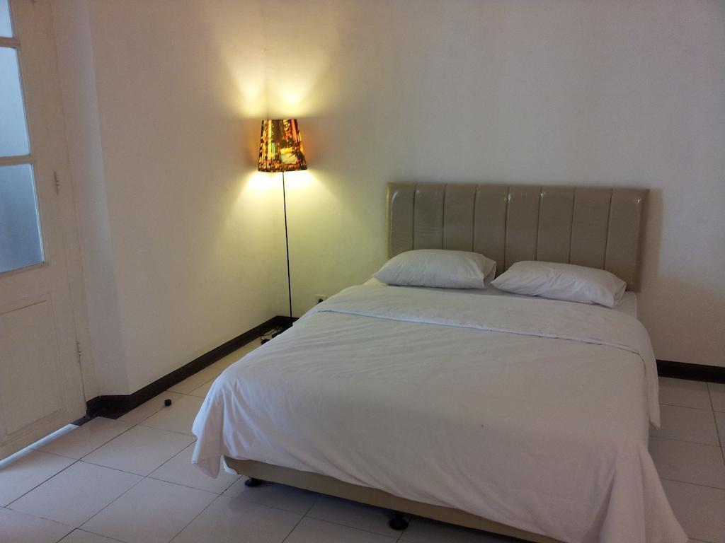 Loxy Inn Surabaya Buitenkant foto